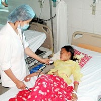 Bệnh nhân Lò Thị Chung (9 tuổi) đang hồi sức cấp cứu tại Bệnh viện Đa khoa Lai Châu