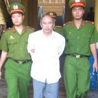 Bị cáo Huỳnh Thuật trên đường dẫn giải lên xe về trại