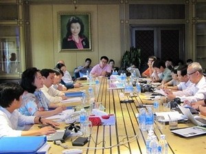 Bà Đặng Thị Hoàng Yến (thứ hai từ trái sang) đối thoại với báo chí sáng 21/4. (Nguồn: báo Tiền Phong)