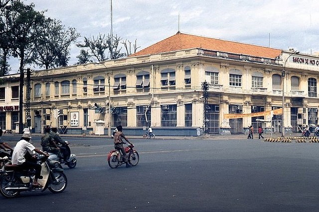Saigon Xe Hơi Công Ty, Saigon 1965 Góc đường Thống Nhất - Duy Tân (tức Lê Duẩn - Phạm Ngọc Thạch ngày nay). Tại vị trí này hiện nay là siêu thị Diamond Plaza