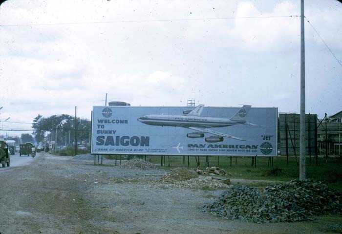 Biển chào mừng "Welcome to sunny SaiGon" của hãng hàng không Pan American