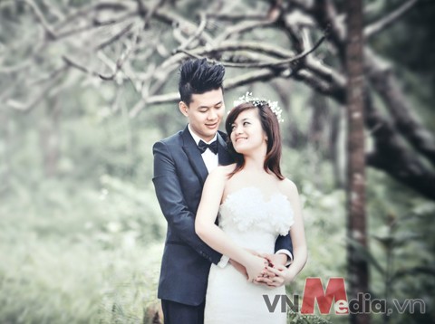 Hai nhân vật chính của “siêu đám cưới” này là Thùy Linh và Văn Phương. Cả cô dâu và chú rể đều là những người trẻ thuộc thế hệ 8X. Lễ đón dâu diễn ra tại căn nhà số 103, Khâm Thiên, gần trụ sở công an phường này.
