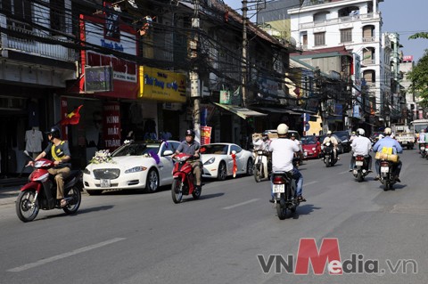 Đoàn siêu xe thu hút sự chú ý của đông đảo người dân khu phố Khâm Thiên