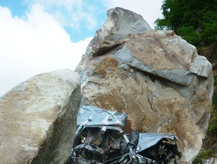 Chiếc ôtô chở 7 hành khách quê Tiền Giang bị tảng đá nặng hàng trăm tấn đè nát trong vụ lở núi Cấm sáng 5/5.