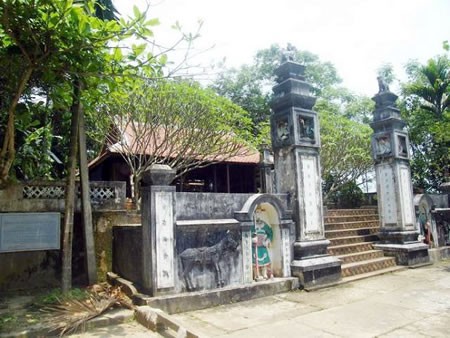 Đền Cây Chay và rắn hổ chết trước đền