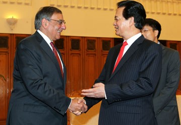 Thủ tướng Nguyễn Tấn Dũng tiếp Bộ trưởng Quốc phòng Mỹ Leon Panetta. Ảnh: TTXVN