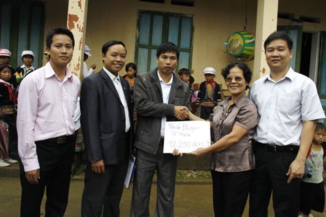 Lãnh đạo Báo GDVN và nhà hảo tâm trao số tiền dành tặng các em học sinh trường THCS dân tộc nội trú dân nuôi Suối Giàng, Văn Chấn, Yên Bái.