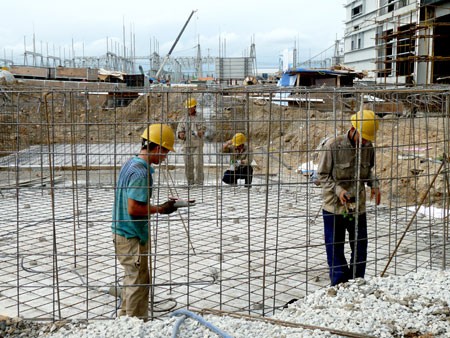Lao động phổ thông người Trung Quốc đang làm việc trên công trường xây dựng Nhà máy nhiệt điện Hải Phòng (xã Tam Hưng, huyện Hưng Nguyên). Ảnh: G.Linh
