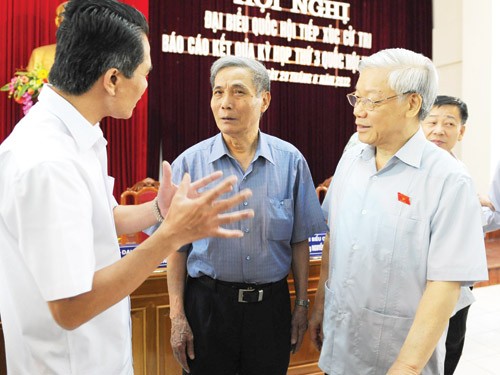 Tổng bí thư Nguyễn Phú Trọng lắng nghe phản ánh của cử tri trong giờ giải lao Hội nghị sáng 29.6. - Ảnh: H.Long