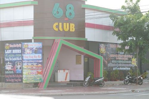 Club 68 quảng cáo rầm rộ nhân mùa Euro - Ảnh: Quế Hà