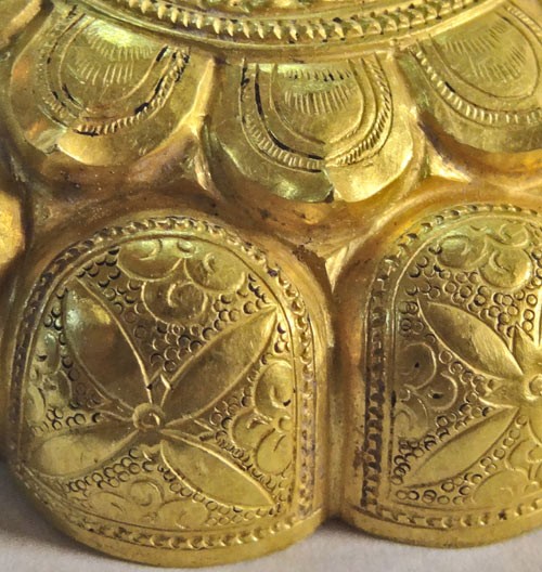 Các chuyên gia cũng cho hay, những đồ vật làm bằng vàng, bạc phát hiện được tại các di tích khảo cổ học lịch sử ở Bắc Việt Nam không nhiều, thậm chí rất hiếm hoi, phổ biến nhất là các loại đồ dùng làm bằng đồ gốm sứ. Ở Việt Nam có rất ít bảo vật bằng vàng được chế tác tinh xảo như thế này - Ảnh: Trung tâm nghiên cứu kinh thành
