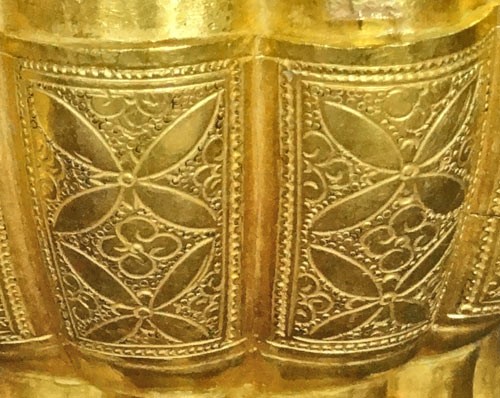 Những năm 60 của thế kỷ 20, các nhà nghiên cứu mới tìm thấy 5 đĩa vàng trang trí văn dây lá tại tỉnh Hưng Yên. Các đĩa vàng này đã được các nhà khoa học nghiên cứu và xác định đây là những di vật quý, thuộc hàng Quốc bảo của Việt Nam và hiện nay nó đang bảo quản tại Kho bạc Nhà nước Hưng Yên, chưa có dịp trưng bày quảng bá đến công chúng. Trong các cuộc khai quật lớn năm 2002-2004 tại khu di tích Hoàng thành Thăng Long, cũng đã tìm được một số di vật bằng vàng, nhưng đều là những mảnh vỡ nhỏ, không xác định được hình dáng cụ thể của đồ vật. Chiếc hộp hình hoa sen bằng vàng vừa tìm thấy tại Quảng Ninh là phát hiện khảo cổ học hết sức quan trọng, có ý nghĩa lớn trong việc nghiên cứu về lịch sử, văn hóa nhà Trần. Đươc biết, Đông Triều là nơi vương triều Trần chọn làm nơi xây dựng quần thể lăng mộ của các vua nhà Trần từ sau năm 1320.