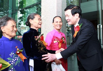 Chủ tịch nước Trương Tấn Sang thăm hỏi các mẹ Việt Nam anh hùng tham dự hội nghị biểu dương người có công. Ảnh: TTXVN