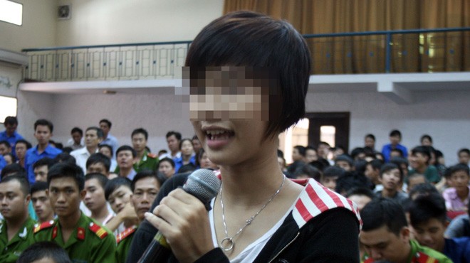 Các thiếu niên đặt câu hỏi với Bí thư Nguyễn Bá Thanh - Ảnh: Đ.Cường