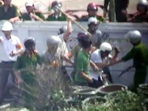 Bức ảnh ghi lại thời điểm nhà báo bị nhiều đối tượng lao vào hành hung tại Văn Giang