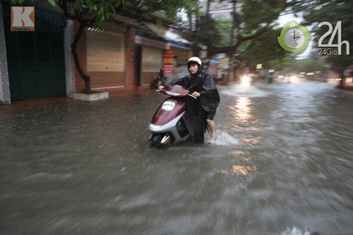 Trận mưa lớn kéo dài cả tiếng đồng hồ đã khiến phố Hoàng Văn Thái (Thanh Xuân - HN) ngập sâu trong nước
