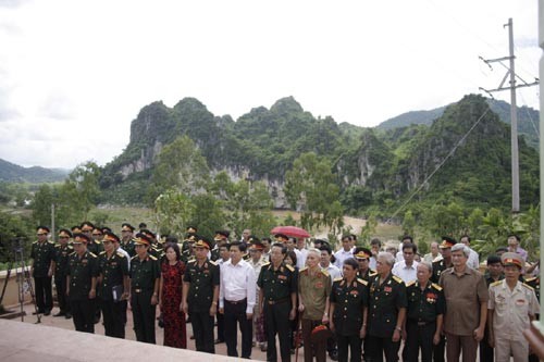 Lễ khánh thành nhà bia và tưởng niệm những liệt sĩ có sự tham dự của đại diện lãnh đạo Quân khu I, đại diện tỉnh Lạng Sơn và nhiều thế hệ cán bộ, chiến sĩ của Sư đoàn 337 - Ảnh: Nguyên Phong