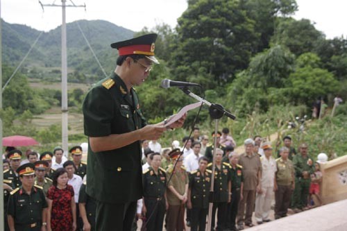 Đại tá Đỗ Phấn Đấu, Chính ủy Đoàn kinh tế Quốc phòng 337 đọc bài văn tưởng niệm các liệt sĩ - Ảnh: Nguyên Phong