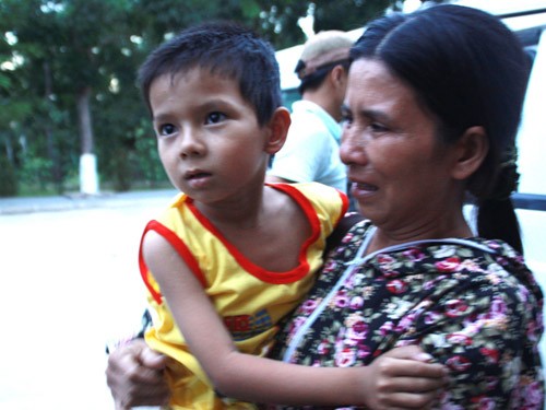 Bà Trương Thị Thúy ôm đứa con ngây thơ trong phút đầu gặp lại - Ảnh: Nguyễn Phúc