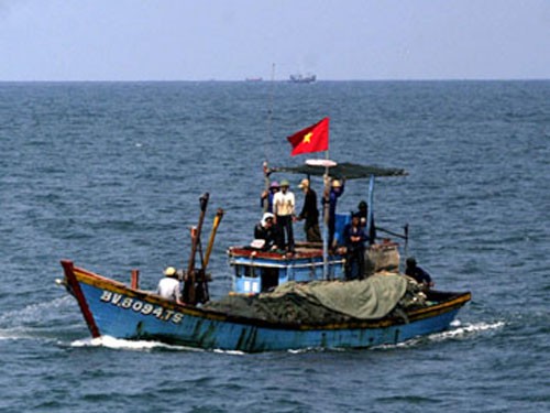 Ngư dân Việt Nam đánh bắt hải sản trên Biển Đông