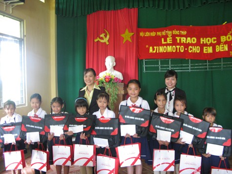 Đại diện công ty Ajinomoto Việt Nam trao học bổng cho các em học sinh ở Đồng Tháp