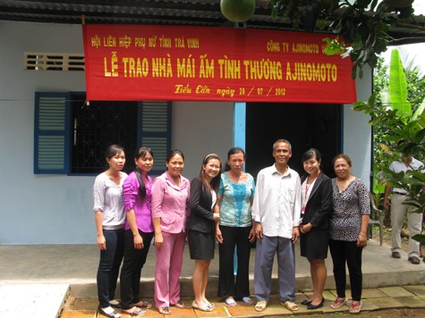 Đại diện công ty Ajinomoto Việt Nam trao nhà tình nghĩa tại Trà Vinh