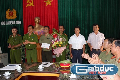 Đại tá Nguyễn Văn Coỏng, Phó giám đốc CATP Hải Phòng trao thưởng cho công an hai huyện Kim Thành và An Dương.