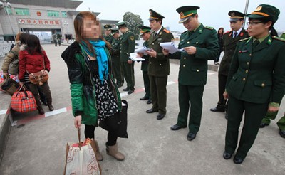 Các cô gái VN bị lừa bán đang làm thủ tục về nước - Ảnh: ifeng