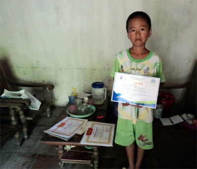 Cậu bé Lê Văn Linh hiếu học đang đứng trước nguy cơ phải bỏ học vì hoàn cảnh gia đình khó khăn