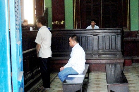 ảnh: Bị cáo Long (ngồi giữa) tại tòa phúc thẩm