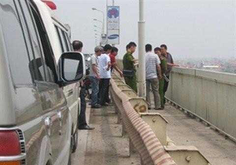 Hung thủ thực nghiệm lại hành vi hất vợ xuống sông tại cầu Thăng Long (Ảnh: Pháp luật & xã hội)