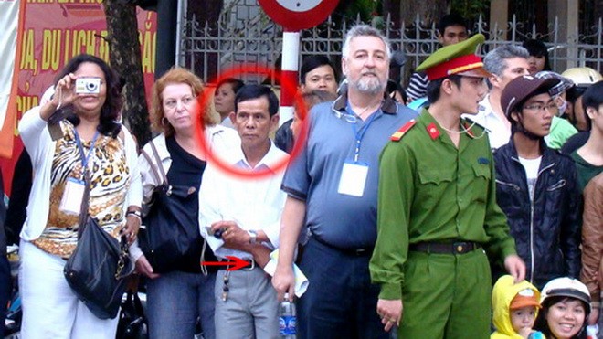 Nguyễn Văn Ốc (đánh dấu tròn) đang thò tay móc túi ngài đại sứ Argentina (áo xanh) - Ảnh do ông đại sứ Venezuela chụp