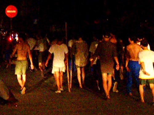 Những học viên cai nghiện trốn trại chiều tối 16/5/2010 tại Trung tâm Giáo dục Lao động xã hội số 2 (Đại Thắng, Tiên Lãng, Hải Phòng) cởi trần, mang gậy gộc đi nghênh ngang trên đường