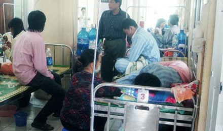 Chị Thu (người ngồi giữa) đang chăm bệnh nhân điều trị dài ngày tại BV Nhiệt đới TW