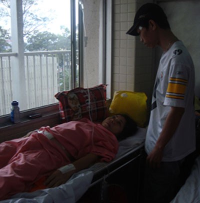 Người nhà đang chăm sóc cho bệnh nhân Nguyễn Thị Yến.