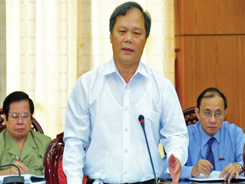 Ông Phan Trung Lý trình bày Đề án quy trình, thủ tục, cách thức thực hiện việc lấy phiếu tín nhiệm - Ảnh: Quang Khánh