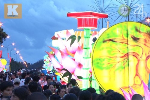 Mặc trời mưa, hàng nghìn người vẫn đứng chật kín hai bên đường để xem phần hấp dẫn nhất của lễ hội là màn rước cộ đèn Trung thu với những chiếc lồng đèn khổng lồ cao từ 4,5 -5m và có chiều rộng đến 3m, được tạo hình trông rất đẹp mắt.