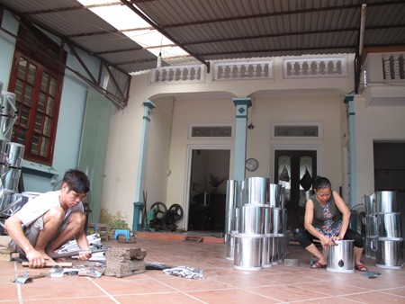Với nghề gò hàn tôn thiếc, mỗi ngày vợ chồng anh Nguyễn Đăng Long lãi 300.000 đồng.