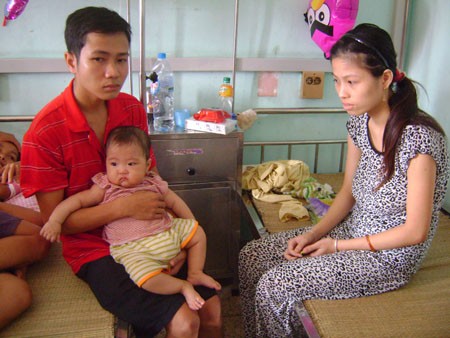 Gia đình cháu Đinh Minh Phương vẫn chưa hết lo âu (chụp tại Bệnh viện Nhi T.Ư chiều 2/10)