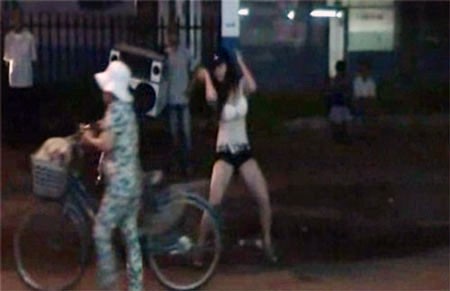 “Đào” Kiều My đang uốn éo khiêu dâm trên đường phố Sài Gòn