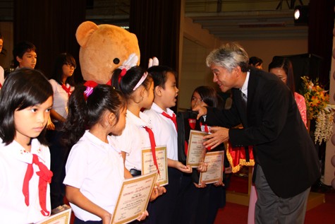 Đại diện Công ty Ajinomoto Việt Nam trao quà cho các em nhỏ.