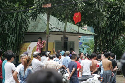 Người dân vây chặt bên ngoài trường.