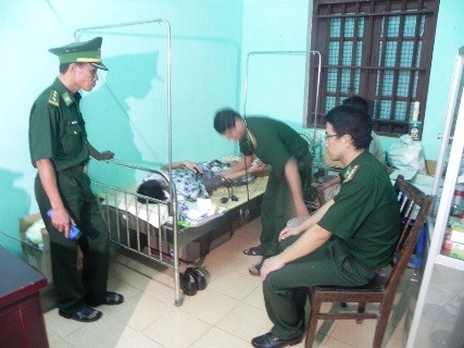 Cán bộ chiến sỹ Đồn Biên Phòng Bạch Long Vĩ hỗ trợ nhân đạo các nạn nhân về y tế và ăn nghỉ.