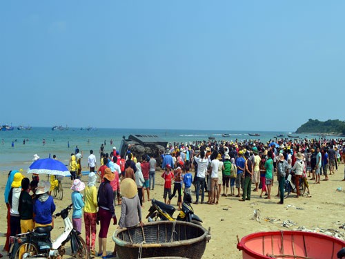 Sáng 13.10, hàng trăm người dân tụ tập tại vùng biển nơi con tàu cổ đắm ở thôn Châu Thuận Biển - Ảnh: Hiển Cừ