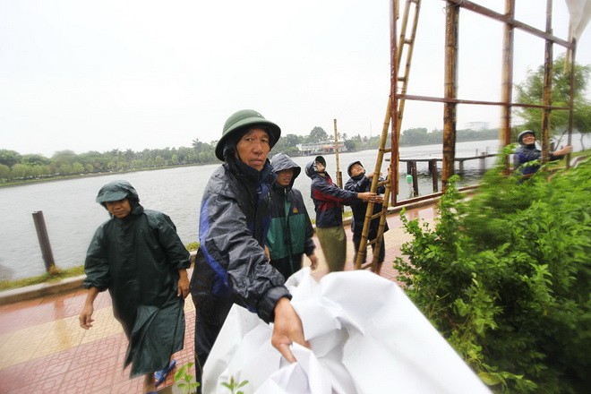 Những tấm pano lớn được tháo dỡ ở Nam Định nhằm tránh gây tai nạn xảy ra trong bão - Ảnh: Nguyễn Khánh - Tuổi trẻ