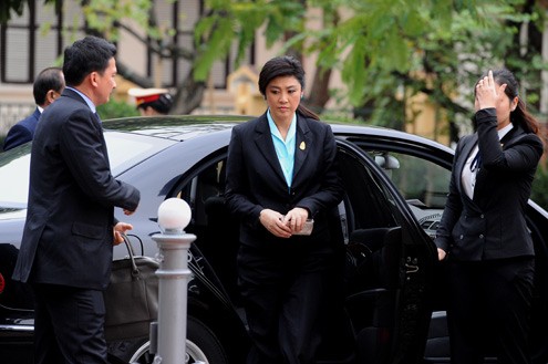 Nữ thủ tướng Yingluck Shinawatra và đoàn đại biểu Vương quốc Thái Lan xuống xe tham quan các di tích lịch sử xung quanh khu vực lăng Chủ tịch Hồ Chí Minh lúc 15h30 chiều 27/10.