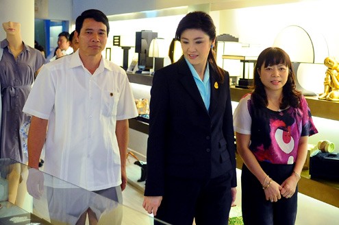 Bà Yingluck ghé một cửa hàng bán lụa tơ tằm hàng Việt Nam trên phố Hàng Gai.