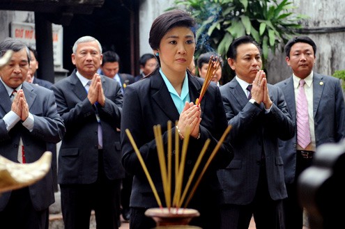 Tiếp đó, người đứng đầu chính phủ Thái Lan và phái đoàn thắp hương trước cửa điện Tam Bảo.