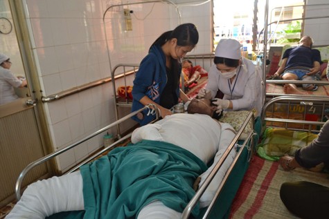 Ông Nguyễn Bá Chúc lúc được chữa trị tại bệnh viện. Ảnh. Hữu Võ