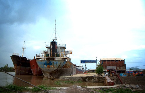 Do chi phí tương đối thấp, bãi đỗ thu hút được nhiều tàu cũ tới neo đậu, chủ yếu có trọng tải 2.000 - 4.000 tấn. Theo các chủ tàu, đây là một trong những bãi đỗ tập trung nhất miền Bắc của loại tàu này.